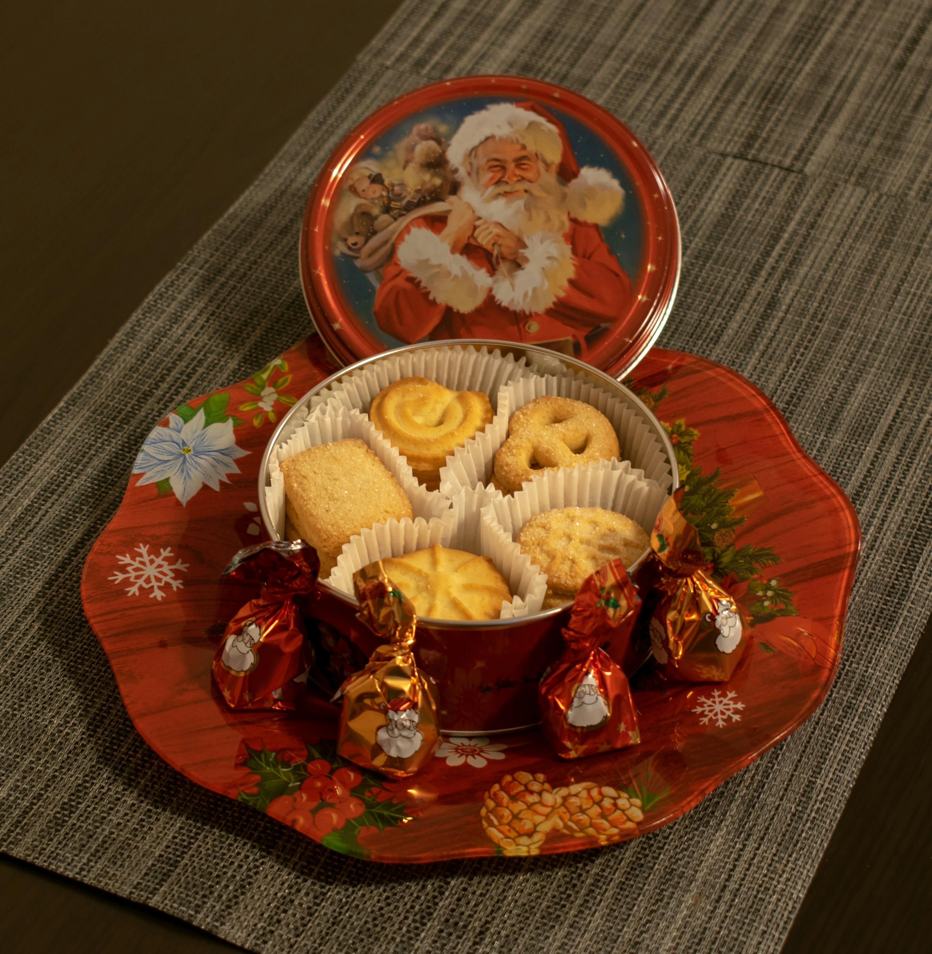 Christmas butter cookies in tin